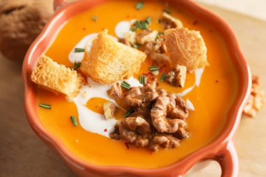 Tatlı balkabağı kremalı çorba, yakın plan.