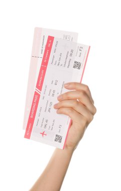 Beyaz arka planda biletleri olan bir kadın.