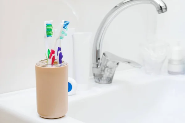 Copo Com Escovas Dentes Pia Banheiro — Fotografia de Stock
