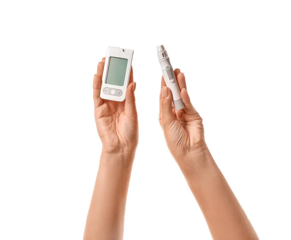 Kvinnliga Händer Med Glukometer Och Lancet Penna Vit Bakgrund Diabetesbegreppet — Stockfoto