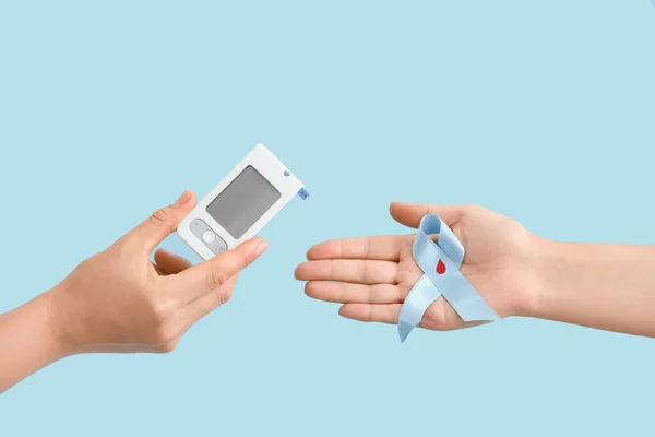 Γυναικεία Χέρια Glucometer Και Κορδέλα Ευαισθητοποίησης Φόντο Χρώμα Έννοια Διαβήτη — Φωτογραφία Αρχείου