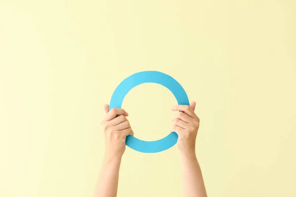 Vrouwelijke Handen Met Blauwe Ring Kleur Achtergrond Diabetes Concept — Stockfoto