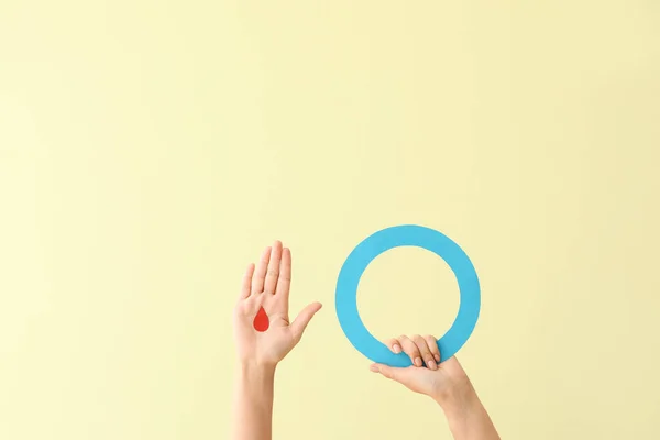 Mani Femminili Con Goccia Sangue Anello Blu Sfondo Colore Concetto — Foto Stock