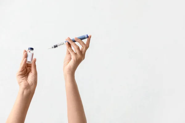 Kvinnliga Händer Med Flaska Insulin Och Spruta Ljus Bakgrund Diabetesbegreppet — Stockfoto