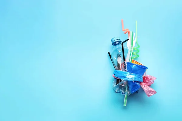 色の背景にプラスチックごみ 生態学の概念 — ストック写真