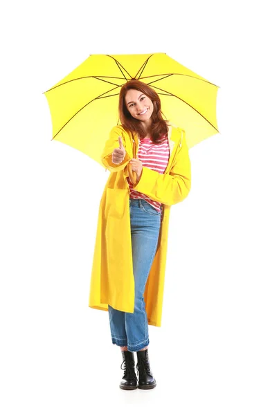 美しいです若いです女性でレインコートと白い背景に傘 — ストック写真