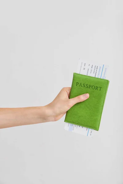 Mano Femenina Con Pasaporte Billete Sobre Fondo Claro — Foto de Stock