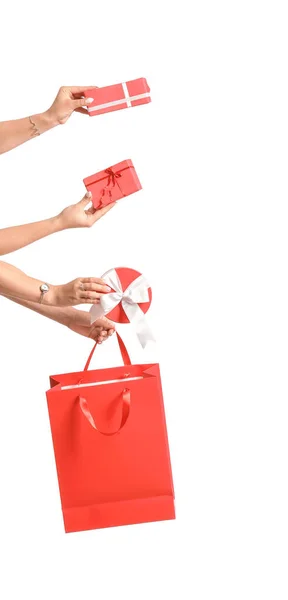 Hände Mit Geschenkschachteln Und Einkaufstasche Auf Weißem Hintergrund — Stockfoto