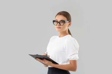 Hafif arka planda genç bir iş kadınının portresi