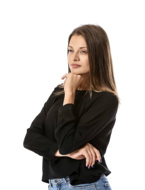 Beyaz arka planda güzel genç bir kadın