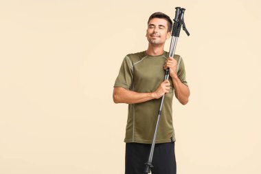 Renkli direkleri olan genç bir adam.