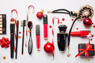 Hafif arka planda kozmetik ürünleri olan Noel kompozisyonu