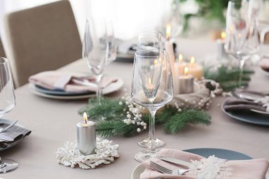 Oturma odasında Noel süslemeleri olan güzel bir masa.