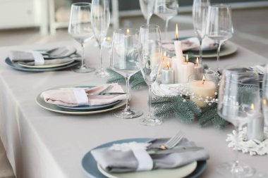 Oturma odasında Noel süslemeleri olan güzel bir masa.