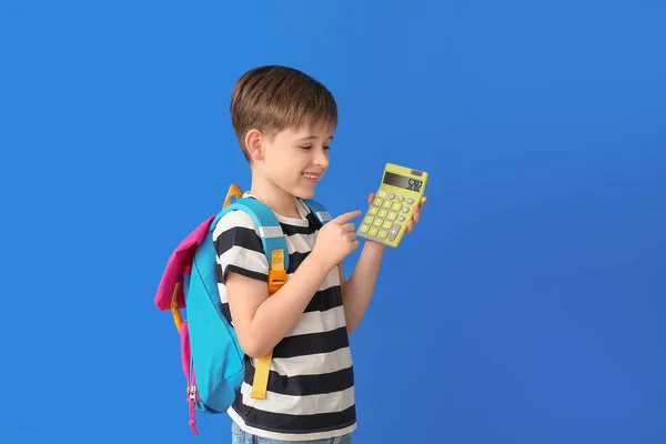 Pequeno Estudante Com Calculadora Sobre Fundo Cor — Fotografia de Stock