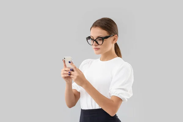 Retrato Joven Empresaria Con Teléfono Móvil Sobre Fondo Claro — Foto de Stock