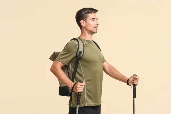 Hombre Joven Con Bastones Para Caminar Sobre Fondo Color — Foto de Stock