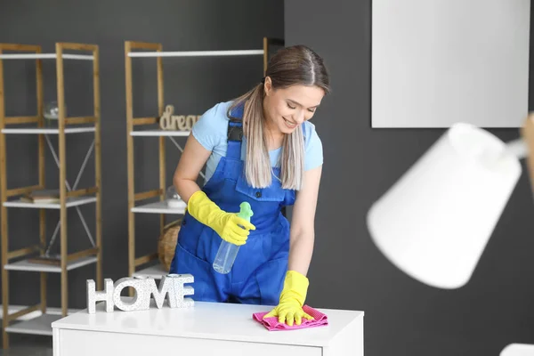 Junge Frau Putzt Ihre Wohnung — Stockfoto