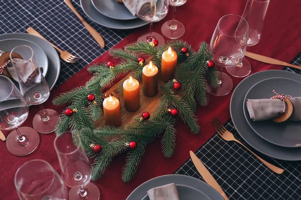 Belo Cenário Mesa Com Velas Para Jantar Natal — Fotografia de Stock