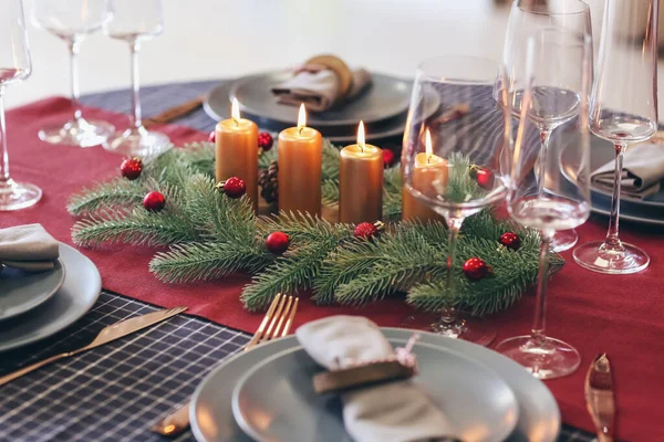 Gyönyörű Asztalterítő Karácsonyi Dekorációval Nappaliban — Stock Fotó