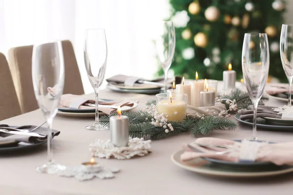 リビングルームでクリスマスの装飾と美しいテーブルの設定 — ストック写真