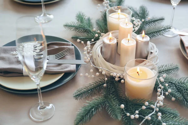 クリスマスディナーのためのキャンドル付きの美しいテーブル設定 — ストック写真