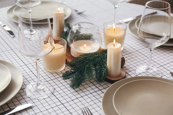 Schöne Tischdekoration Mit Kerzen Für Das Weihnachtsessen — Stockfoto