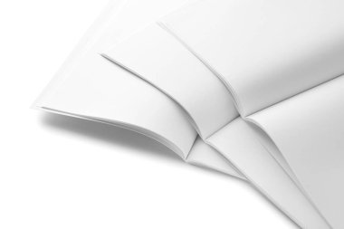 Beyaz arkaplanda boş dergiler