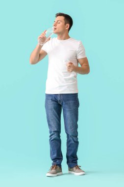 Arka planda aşırı susuzluk sorunu olan bir adam. Diyabet belirtileri