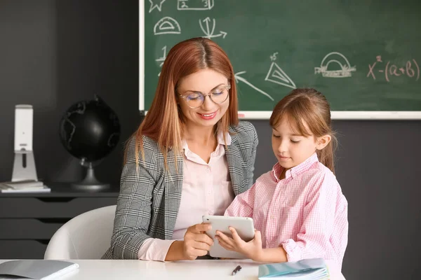 Nauczyciel Małą Uczennicą Tabletem Klasie — Zdjęcie stockowe