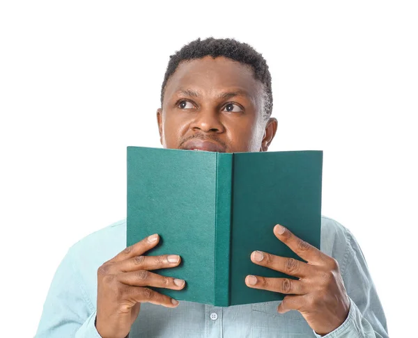 Africano Americano Homem Leitura Livro Sobre Fundo Branco — Fotografia de Stock