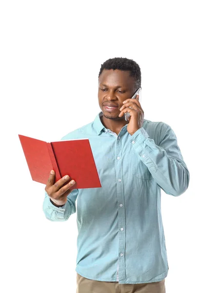 Africano Americano Com Livro Falando Por Telefone Fundo Branco — Fotografia de Stock