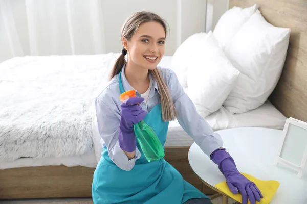 Jovem Mulher Limpando Seu Apartamento — Fotografia de Stock