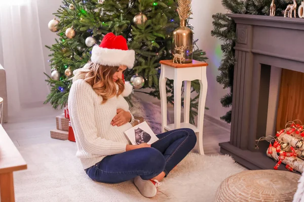 Hermosa Mujer Embarazada Con Imagen Ecografía Casa Víspera Navidad —  Fotos de Stock