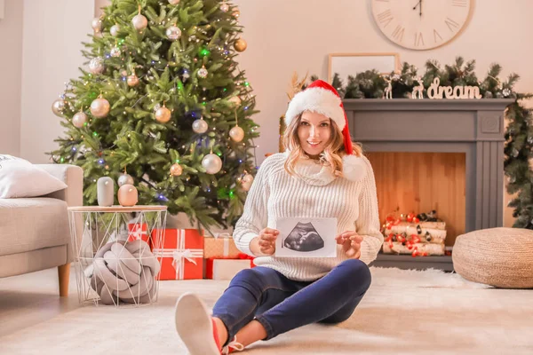 Hermosa Mujer Embarazada Con Imagen Ecografía Casa Víspera Navidad —  Fotos de Stock