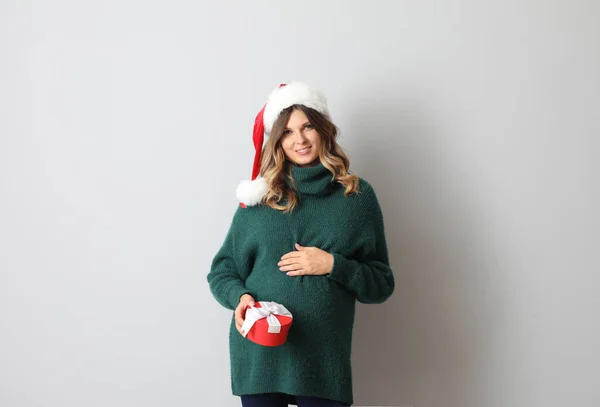Vacker Gravid Kvinna Med Jultomten Hatt Och Gåva Ljus Bakgrund — Stockfoto