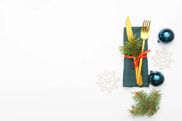 Composición Con Cubiertos Para Mesa Navidad Sobre Fondo Blanco —  Fotos de Stock