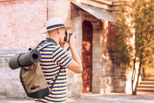 Man Turist Tar Foto Stadens Gata — Stockfoto