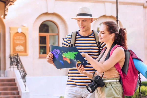 Couple Touristes Avec Carte Sur Rue Ville — Photo