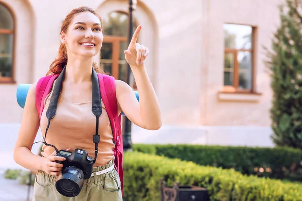 Kvinna Turist Med Kamera Stadens Gata — Stockfoto