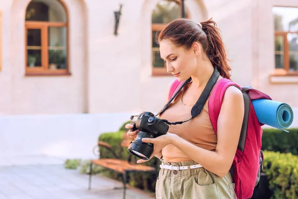 Turista Donna Con Macchina Fotografica Sulla Strada Della Città — Foto Stock