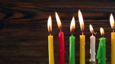 Ahşap arka planda Hanukkah için mum yakmak