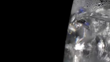 Arka planda kaynar su bulunan elektrikli su ısıtıcısı, yakın plan.