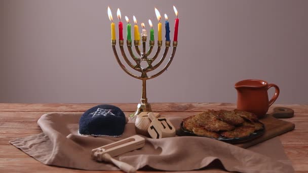 촛불을 태우는 메노라 맛있는 팬케이크 신크림 드라이델 유대교 모자가 하누카 — 비디오