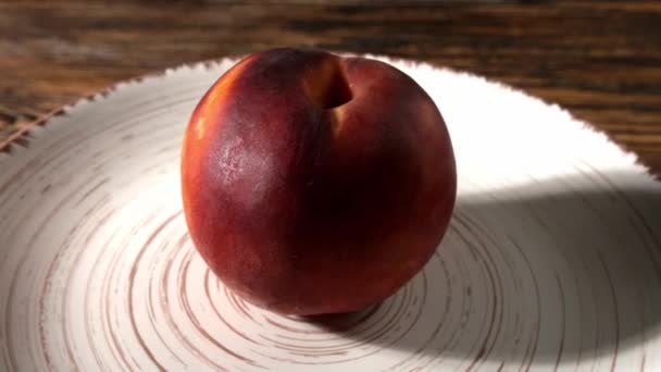 旋转盘 桌上放成熟的桃 — 图库视频影像