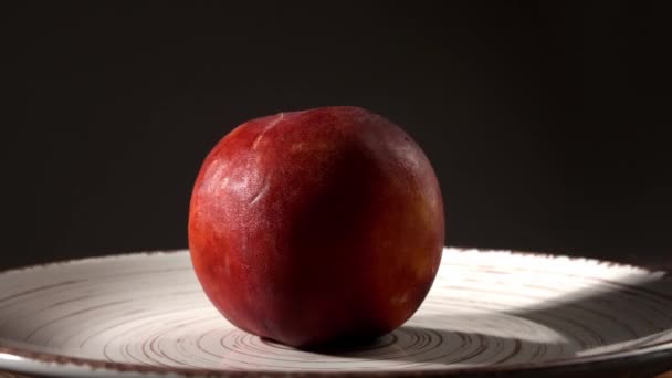 黑色背景下的成熟桃旋转盘 — 图库视频影像