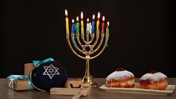 Yanan Mumlu Menorah Lezzetli Çörekler Dreidel Yahudi Şapkası Masada Hediyeler — Stok video
