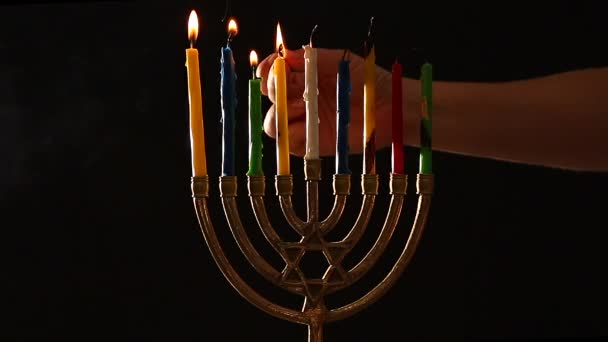 Mujer Encendiendo Velas Menorá Oscuridad Hanukkah Celebración — Vídeos de Stock