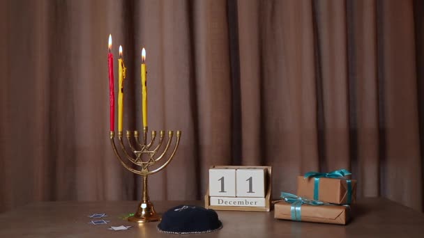 Припиніть Відео Менорою Календарем Єврейським Ковпаком Подарунками Столі Святкування Хануки — стокове відео
