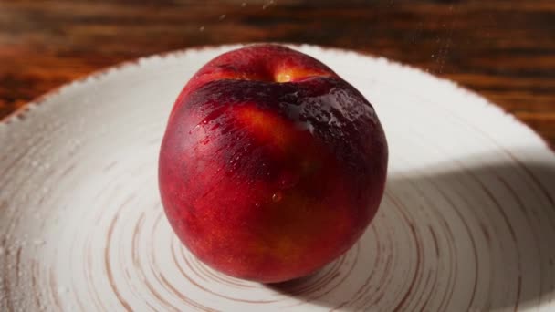 旋转盘 桌上放成熟的桃 — 图库视频影像